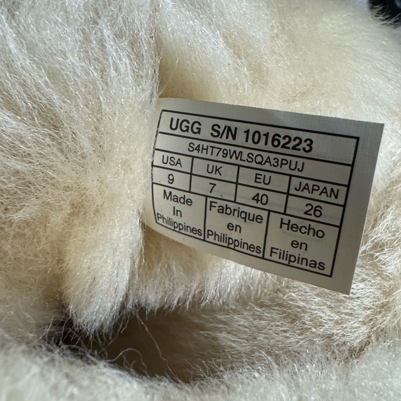 Ugg Classic Short Boots Size 9 - Picture 10 of 11